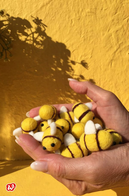 Kleine Reminder zum Weltbienentag 2019 – DIY`s mit Filzbienen: Ein Bienenmobile, ein Lesezeichen und eine Bienenanstecknadel