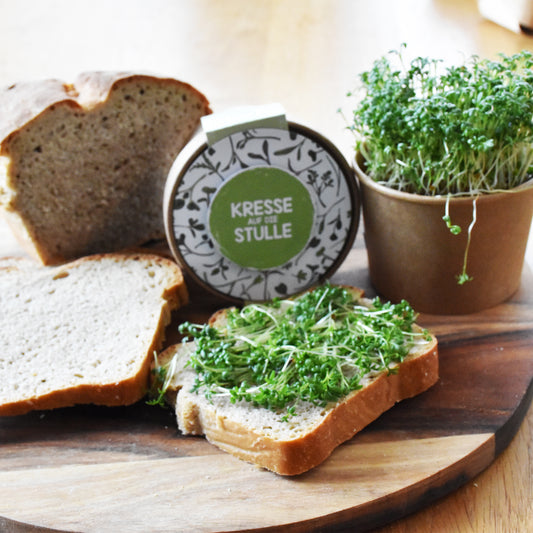 Kresse angerichtet auf Holzbrett