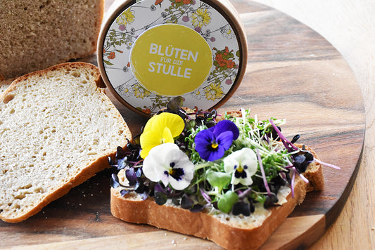 Pflanzenpott mit Blüten für den Salat