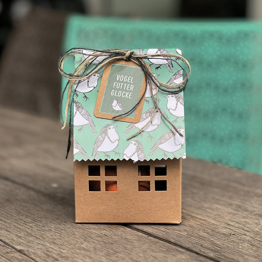 Vogelhaus mit Futterglocke und Meisenknödel
