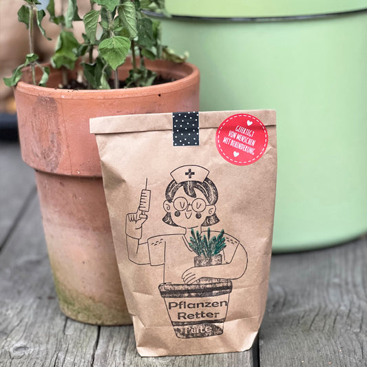 Pflanzenrettertüte vor welker Pflanze