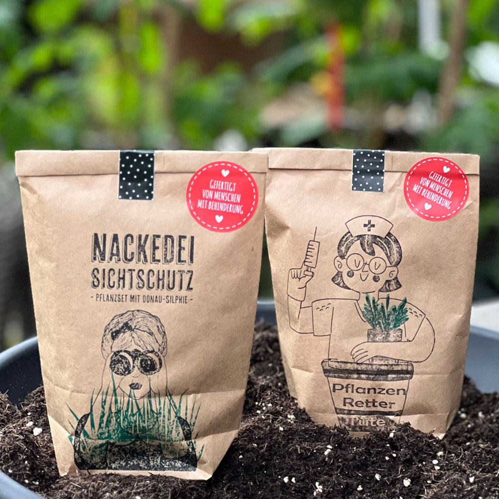 Nackidei Sichtschutztüte und Pflanzenrettertüte auf Beet
