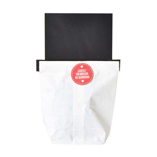 Rückseite Tüte mit Aufkleber gefertigt von Menschen mit Behinderung