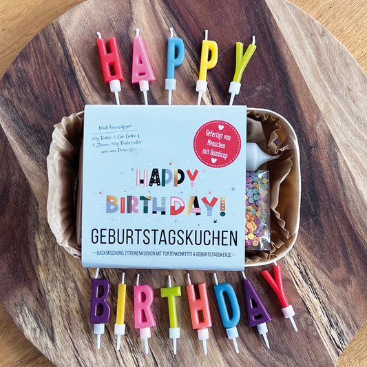 Geburtstagskuchen Backmischung mit Tortenkonfetti und Kerze