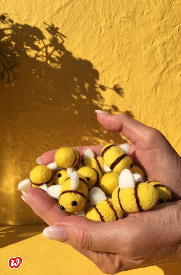 Kleine Reminder zum Weltbienentag 2019 – DIY`s mit Filzbienen: Ein Bienenmobile, ein Lesezeichen und eine Bienenanstecknadel