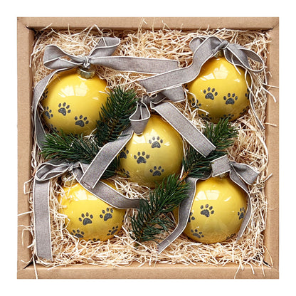 Weihnachtsbox für Hundeliebhaber mit Christbaumkugeln