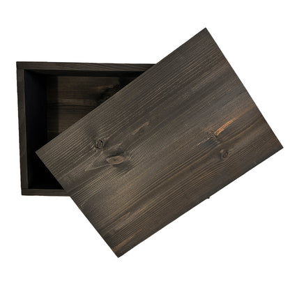 Holzbox mit Deckel schräg aufgelegt