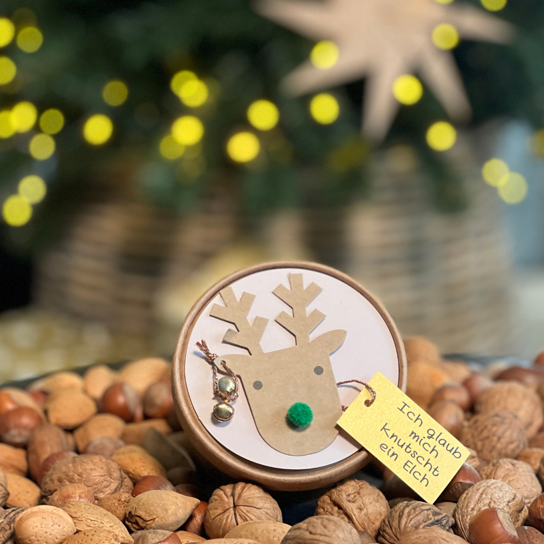 Rentierbecher gefüllt mit Tiramisubällen