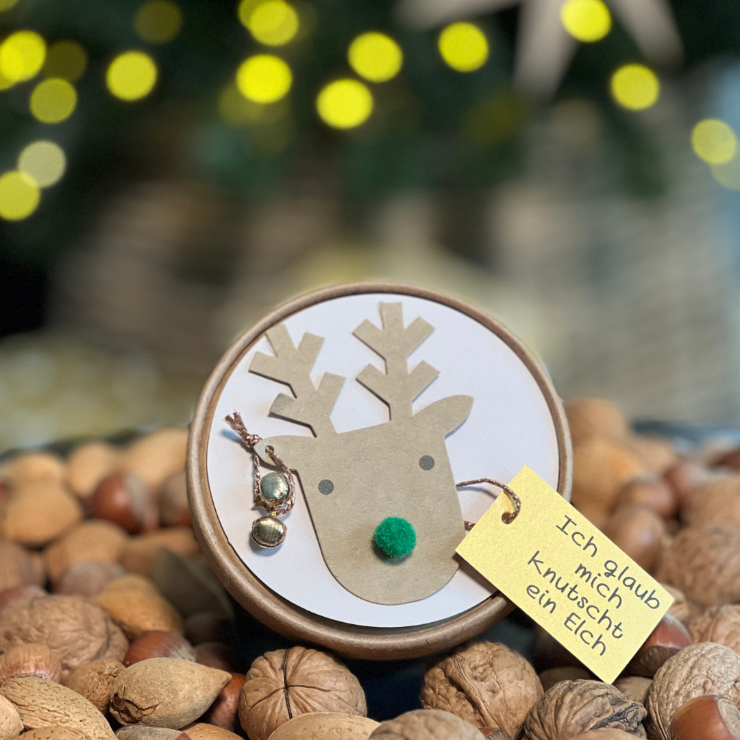 Rentierbecher gefüllt mit Tiramisubällen