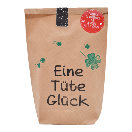 Eine Tüte Glück Wundertüte mit Kleeblatt und Glücksbringer
