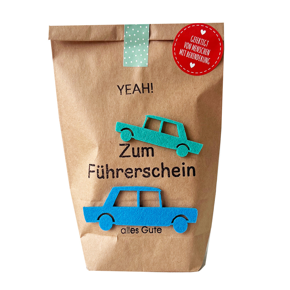 Wundertüte in natur mit farbigen Filzautos als Geschenk zum Führerschein
