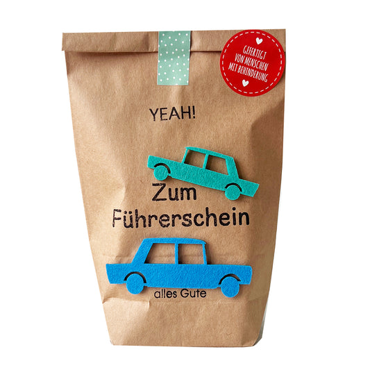 Wundertüte in natur mit farbigen Filzautos als Geschenk zum Führerschein